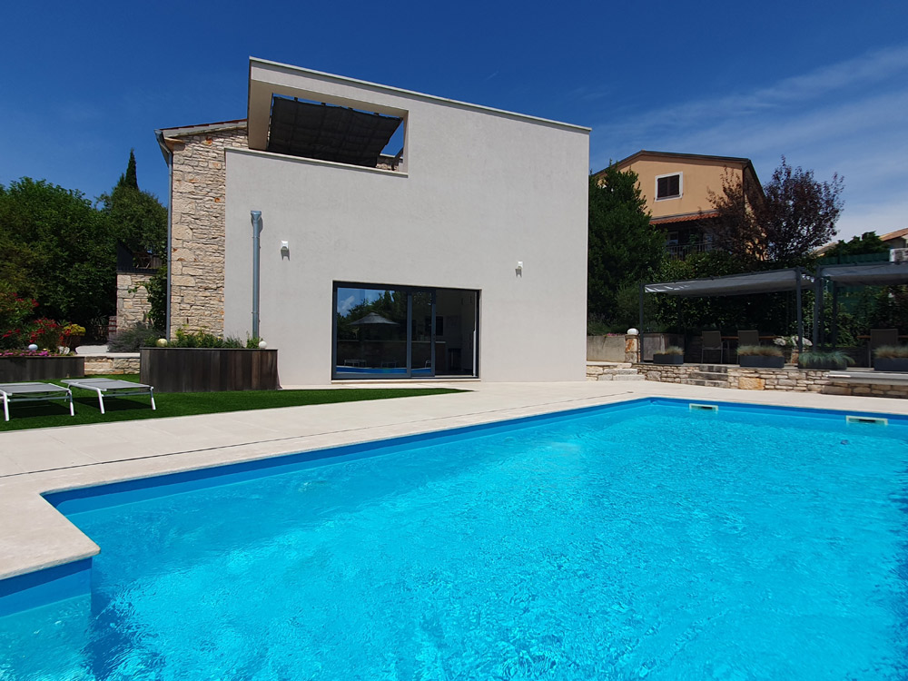 Raskošna oaza nedaleko od Poreča: Villa s bazenom i pomoćnim objektom sa duplom garažom, ljetnom kuhinjom i dodatnim&nbsp;apartmanom